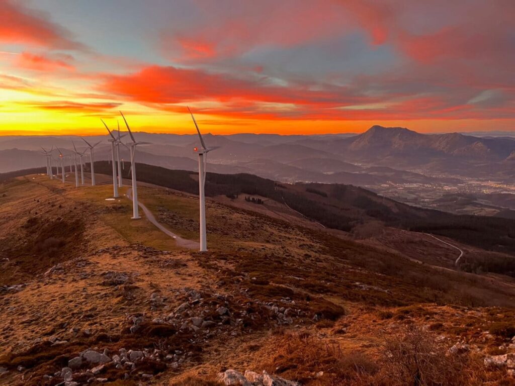 Fotografía del Parque Eólico de Labraza durante el anochecer